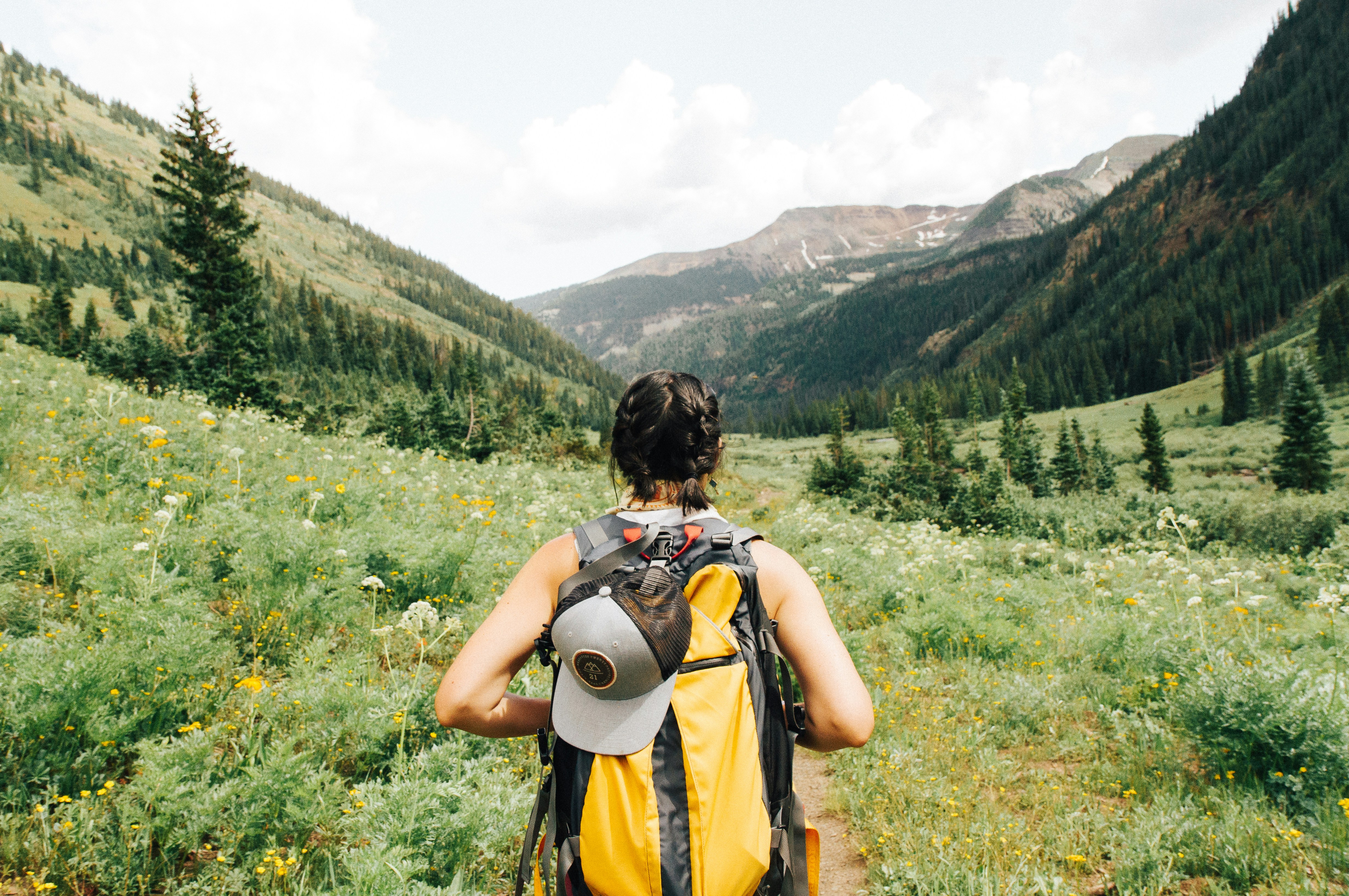 Mujer caminando en montaña — Humano Integral